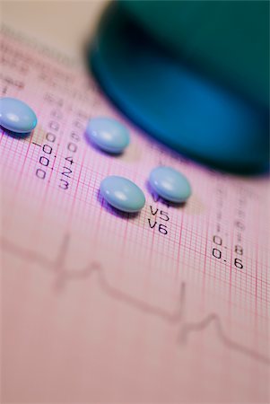 simsearch:625-02267134,k - Close-up of pills on a medical report Fotografie stock - Premium Royalty-Free, Codice: 625-02927244