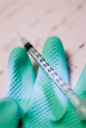 equipamientos médicos - Close-up of a syringe with a glove Foto de stock - Sin royalties Premium, Código: 625-02927260