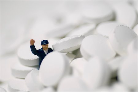 simsearch:625-02267134,k - Close-up of a human figurine on the heap of pills Fotografie stock - Premium Royalty-Free, Codice: 625-02927284