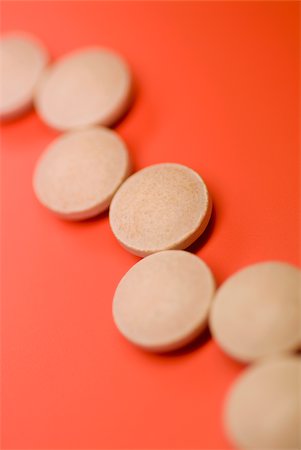simsearch:625-02267134,k - Close-up of pills on a red background Fotografie stock - Premium Royalty-Free, Codice: 625-02927296