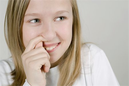 Gros plan d'une fille avec son doigt dans son nez Photographie de stock - Premium Libres de Droits, Code: 625-02927342