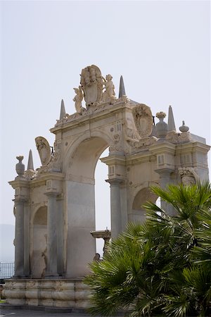 Low angle view d'une fontaine, La Fontaine dell'Immacolatella, Naples, Province de Naples, Campanie, Italie Photographie de stock - Premium Libres de Droits, Code: 625-02927489