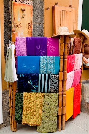 Vêtements à un étal de marché, le Parc National des Cinque Terre, Vernazza, La Spezia, Ligurie, Italie Photographie de stock - Premium Libres de Droits, Code: 625-02927544