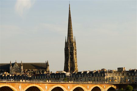 Arch bridge over a river, Pont De Pierre, St. Michel Basilica, Garonne River, Bordeaux, Aquitaine, France Fotografie stock - Premium Royalty-Free, Codice: 625-02927648