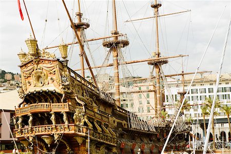 simsearch:625-01752617,k - Ship at a harbor, Porto Antico, Genoa, Italy Foto de stock - Sin royalties Premium, Código: 625-02927640