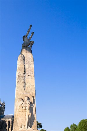 Low angle view of a statue, Le Mans, Sarthe, France Foto de stock - Sin royalties Premium, Código: 625-02927656