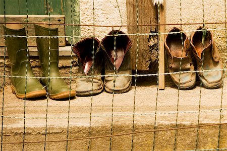 Close-up of a chain-link fence in front of shoes, Italian Riviera, Cinque Terre National Park, Vernazza, La Spezia, Liguria, Italy Foto de stock - Sin royalties Premium, Código: 625-02927664