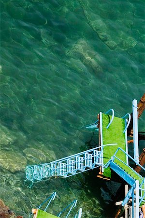 Vue grand angle sur un quai au bord de mer, la baie de Naples, Sorrente, Province de Naples, Campanie, Italie Photographie de stock - Premium Libres de Droits, Code: 625-02927687
