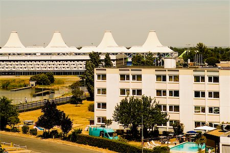 simsearch:625-02927562,k - High angle view of a hotel in a city, Bordeaux Lake, Bordeaux, Aquitaine, France Foto de stock - Royalty Free Premium, Número: 625-02927723