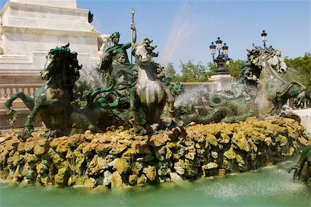 Statue at a fountain, Fontaine Des Quinconces, Monument Aux Girondins, Bordeaux, Aquitaine, France Fotografie stock - Premium Royalty-Free, Codice: 625-02927778