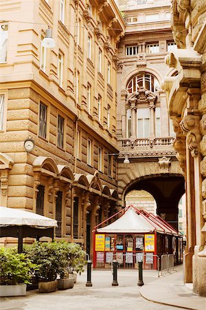 simsearch:625-02928649,k - Low angle view of a building, Via XX Settembre, Genoa, Liguria, Italy Foto de stock - Royalty Free Premium, Número: 625-02927794