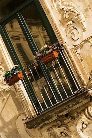 simsearch:625-02927841,k - Low angle view of window boxes on a railing, Vietri Sul Mare, Costiera Amalfitana, Salerno, Campania, Italy Foto de stock - Sin royalties Premium, Código: 625-02927791