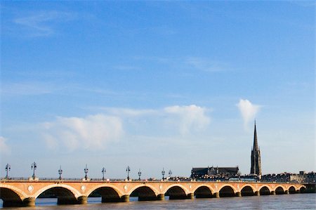 Arch bridge across a river, Pont De Pierre, St. Michel Basilica, Garonne River, Bordeaux, Aquitaine, France Foto de stock - Sin royalties Premium, Código: 625-02927805
