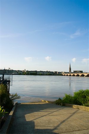 Arch bridge across a river, Pont De Pierre, St. Michel Basilica, Garonne River, Bordeaux, Aquitaine, France Fotografie stock - Premium Royalty-Free, Codice: 625-02927843