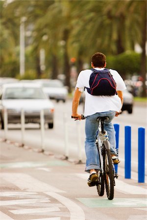 promenade des anglais - Rear view of a man riding a bicycle, Promenade des Anglais, Nice, Provence-Alpes-Cote D'Azur, France Foto de stock - Royalty Free Premium, Número: 625-02927856