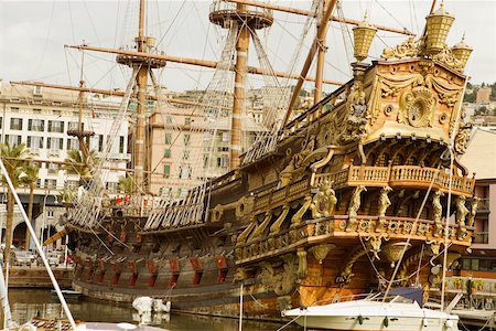 simsearch:625-02927825,k - Ship at a harbor, Porto Antico, Genoa, Italy Foto de stock - Sin royalties Premium, Código: 625-02927977