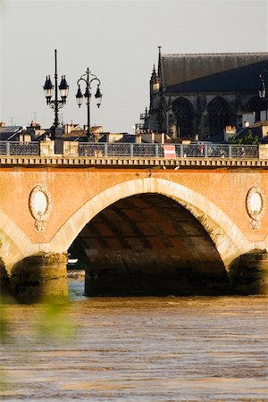Arch bridge across a river, Pont De Pierre, St. Michel Basilica, Garonne River, Bordeaux, Aquitaine, France Fotografie stock - Premium Royalty-Free, Codice: 625-02927996