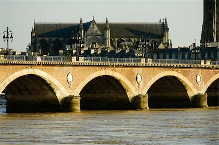 Arch bridge over a river, Pont De Pierre, St. Michel Basilica, Garonne River, Bordeaux, Aquitaine, France Fotografie stock - Premium Royalty-Free, Codice: 625-02927990