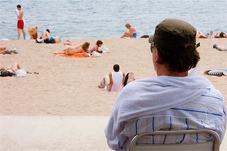 simsearch:625-02928803,k - Rear view of a man on the beach, Plage de la Croisette, Cote d'Azur, Cannes, Provence-Alpes-Cote D'Azur, France Fotografie stock - Premium Royalty-Free, Codice: 625-02928010