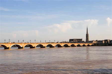Arch bridge across a river, Pont De Pierre, St. Michel Basilica, Garonne River, Bordeaux, Aquitaine, France Fotografie stock - Premium Royalty-Free, Codice: 625-02928055
