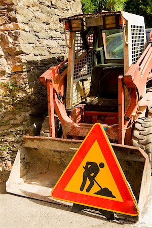 Road construction sign near an earth mover, Vernazza, La Spezia, Liguria, Italy Foto de stock - Sin royalties Premium, Código: 625-02928074