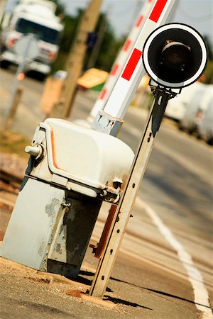 passagem de nível - Stoplight at a railroad crossing, Loire Valley, France Foto de stock - Royalty Free Premium, Número: 625-02928150
