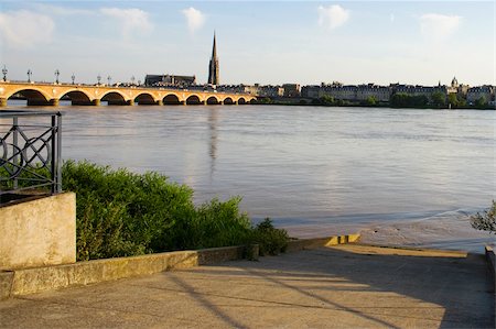 Arch bridge across a river, Pont De Pierre, St. Michel Basilica, Garonne River, Bordeaux, Aquitaine, France Fotografie stock - Premium Royalty-Free, Codice: 625-02928173