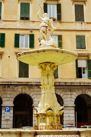 simsearch:625-02928649,k - Fountain in front of a building, Piazza Colombo, Genoa, Liguria, Italy Foto de stock - Royalty Free Premium, Número: 625-02928201
