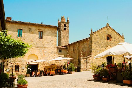 restaurants in tuscany italy - Café trottoir devant une église, une église romane, Piazza Roma, Monteriggioni, Province de Sienne, Toscane, Italie Photographie de stock - Premium Libres de Droits, Code: 625-02928235