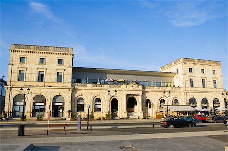 railway station in france - Facade of a train station, Chemin De Fer, Bordeaux, Aquitaine, France Foto de stock - Sin royalties Premium, Código: 625-02928265