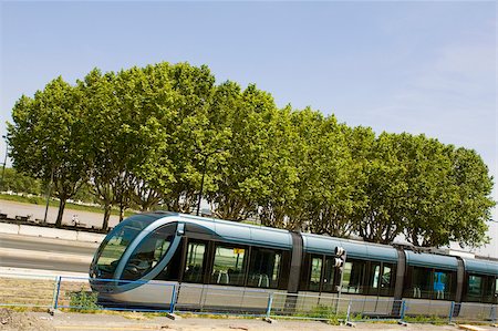 Cable car on tracks with a river in the background, Garonne River, Bordeaux, France Foto de stock - Sin royalties Premium, Código: 625-02928298