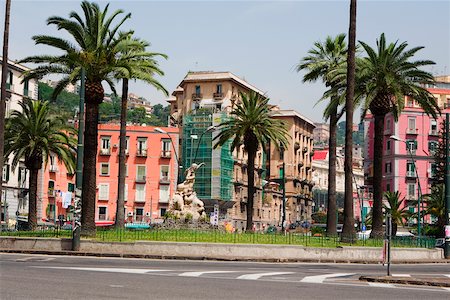 Palm trees in front of buildings, Fontana della Sirena, Piazza Sannazzaro, Naples, Naples Province, Campania, Italy Foto de stock - Sin royalties Premium, Código: 625-02928301