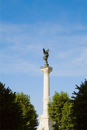 Low angle view of a monument, Fontaine Des Quinconces, Monument Aux Girondins, Bordeaux, Aquitaine, France Fotografie stock - Premium Royalty-Free, Codice: 625-02928313