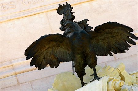 simsearch:625-02928583,k - Low angle view of a rooster statue, Monument aux Girondins, Place des Quinconces, Bordeaux, France Fotografie stock - Premium Royalty-Free, Codice: 625-02928325