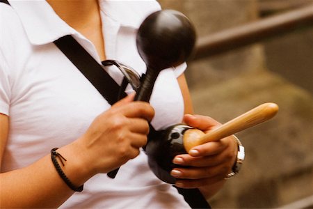 Mid section view of a woman holding maracas, Via Padre Reginaldo Giuliani, Sorrento, Sorrentine Peninsula, Naples Province, Campania, Italy Foto de stock - Sin royalties Premium, Código: 625-02928379