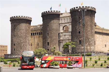 Buses in front of a castle, Castel Nuovo, Naples, Naples Province, Campania, Italy Foto de stock - Sin royalties Premium, Código: 625-02928383