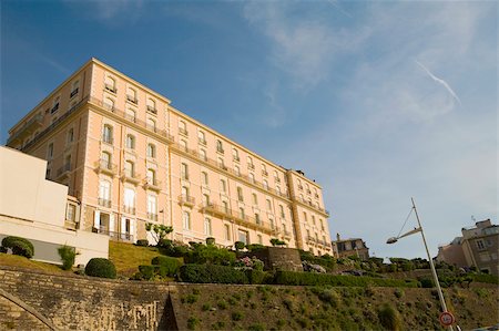 simsearch:625-02928050,k - Low angle view of a building, Biarritz, Basque Country, Pyrenees-Atlantiques, Aquitaine, France Foto de stock - Sin royalties Premium, Código: 625-02928405