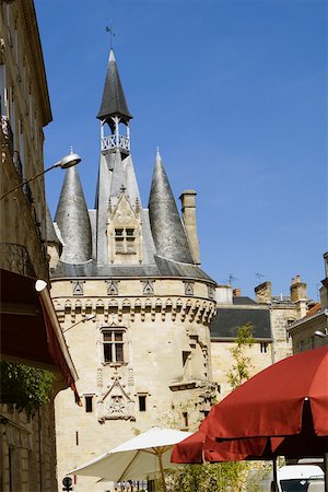 simsearch:625-02928583,k - Low angle view of a building, Cailhau Gate, Vieux Bordeaux, Bordeaux, France Fotografie stock - Premium Royalty-Free, Codice: 625-02928447