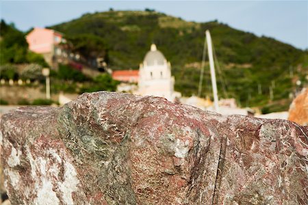 Close-up of a rock with a church in the background, Church of Santa Margherita d'Antiochia, Italian Riviera, Cinque Terre National Park, Vernazza, La Spezia, Liguria, Italy Foto de stock - Sin royalties Premium, Código: 625-02928569