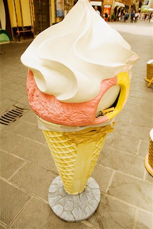 sorvete de casquinha - Close-up of a sculpture of an ice cream cone, Genoa, Liguria, Italy Foto de stock - Royalty Free Premium, Número: 625-02928592