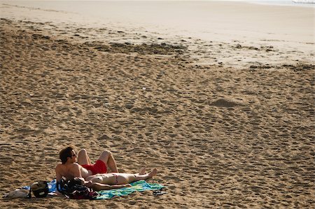 simsearch:625-02928803,k - High angle view of a couple lying on the beach, Grande Plage, Biarritz, France Fotografie stock - Premium Royalty-Free, Codice: 625-02928764