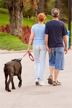 promenade des anglais - Rear view of a couple walking with their pet, Promenade Des Anglais, Nice, Provence-Alpes-Cote D'Azur, France Foto de stock - Royalty Free Premium, Número: 625-02928851