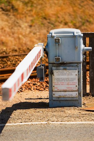 passagem de nível - Railroad crossing along a railroad track, Loire Valley, France Foto de stock - Royalty Free Premium, Número: 625-02928922