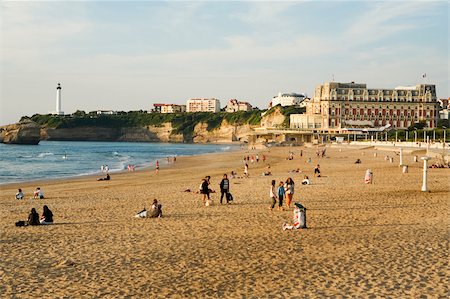 simsearch:625-02928803,k - Tourists on the beach, Phare de Biarritz, Hotel du Palais, Grande Plage, Biarritz, France Fotografie stock - Premium Royalty-Free, Codice: 625-02928932