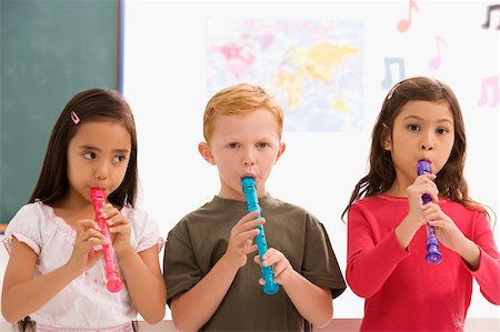 flûte (instrument) - Gros plan d'un écolier avec deux écolières jouant flûtes Photographie de stock - Premium Libres de Droits, Code: 625-02928950