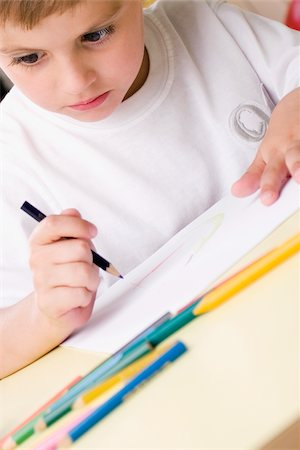 simsearch:625-02267229,k - Gros plan d'un garçon de dessin sur une feuille de papier Photographie de stock - Premium Libres de Droits, Code: 625-02928964