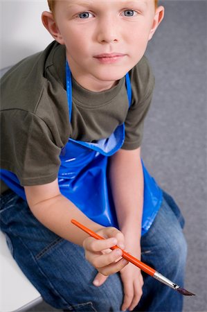 Portrait d'un écolier tenant un pinceau Photographie de stock - Premium Libres de Droits, Code: 625-02928974