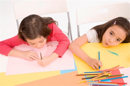 simsearch:625-02930525,k - High angle view of two schoolgirls drawing in an art class Foto de stock - Sin royalties Premium, Código: 625-02928999