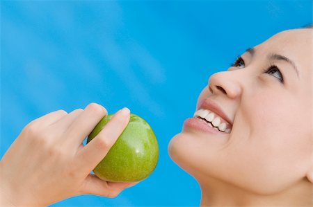 simsearch:625-02929099,k - Nahaufnahme einer jungen Frau hält einen Apfel und Lächeln Stockbilder - Premium RF Lizenzfrei, Bildnummer: 625-02929087