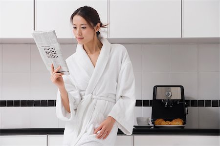 simsearch:625-02929093,k - Young woman reading a newspaper Stock Photo - Premium Royalty-Free, Code: 625-02929082